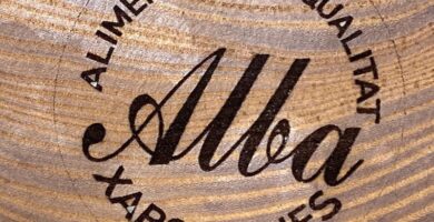 Marcado y grabado logotipo sobre madera maciza